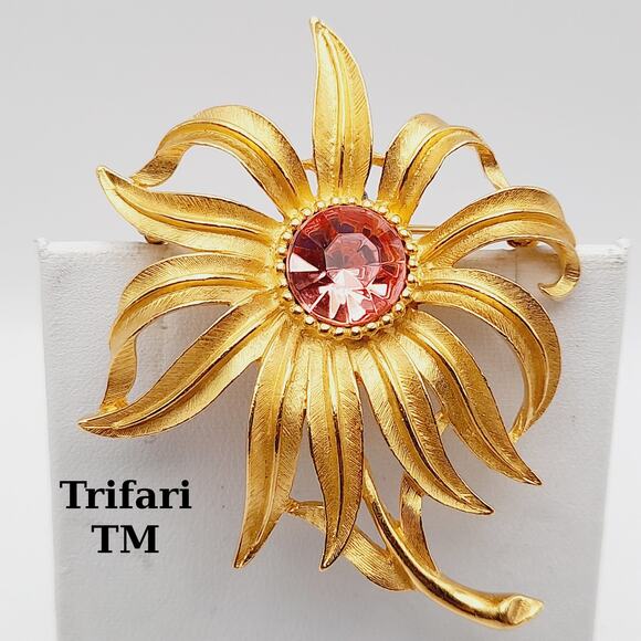 Vintage Trifari™ Flower Brooch with Pink Rhinestone Center - Picture 1 of 10